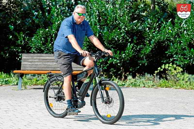 XXL E-Bike Mann Ein schwerer, großer Mann auf seinem XXL E-Bike