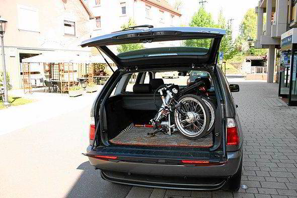Vitali E-Klapprad im Kombi transportieren Vitali E-Klapprad im Kofferraum eines Kombis