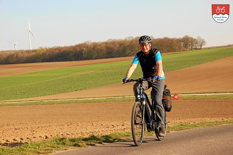 Tauber-Rad SPORT intube Mixte An einem warmen Frühlings-Nachmittag schwinge ich mich auf das Tauber-Rad SPORT intube mixte. Mich zieht es in Richtung Osten. Durch das Grünbach- / Wittigbachtal geht es nach Bütthard. Auf der Höhe bei grandiosem Spätnachmittag Licht entstehen unter stahlblauem Himmel solche Aufnahmen! Mehr geht nicht!