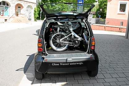 Vitali E-Klapprad im Kofferraum eines Smart Vitali E-Klapprad im Smart transportieren