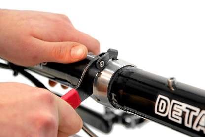 E-Tandem zerlegbar Rahmenmuffen Die beiden Rahmenmuffen werden zum Zerlegen mit dem dazu gehörenden Hakenschlüssel geöffnet.