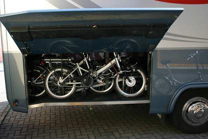 Vitali E-Klappräder in einer niederen Wohnmobil Seitengarage 2 x Vitali E-Klappräder in einer niederen Wohnmobil Seitengarage