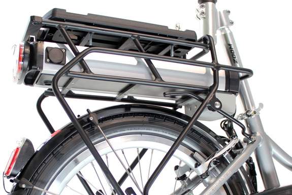 Der Vitali Akku wird in den System-Gepäckträger eingeschoben und abgeschlossen. Auf dem Gepäckträger befestigen wir auf Wunsch mit 4 x rostfreien 5mm Inbusschrauben ein Klick Fix Gepäckträgeradapter. Der Vitali Akku wird in den System-Gepäckträger eingeschoben und abgeschlossen. Auf dem Gepäckträger befestigen wir auf Wunsch mit 4 x rostfreien 5mm Inbusschrauben ein Klick Fix Gepäckträgeradapter.