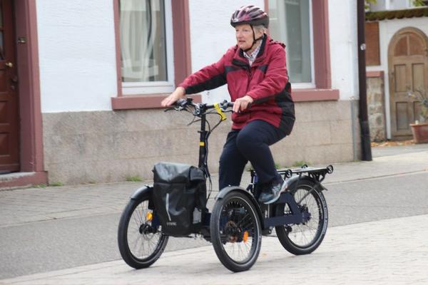 ETNNIC Folding Trike 3.0 bei einer Probefahrt im Alltag