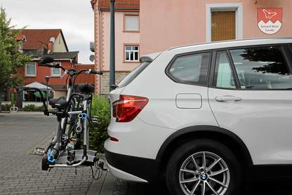 Das Tauber-Rad E-Tandem wird geteilt und auf dem PKW Heckträger befestigt. Das Tauber-Rad E-Tandem wird geteilt und auf dem PKW Heckträger befestigt.