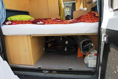 Vitali Elektroklapprad im Innenraum eines kompakten Campers. Vitali Elektroklapprad im Innenraum eines kompakten Campers.
