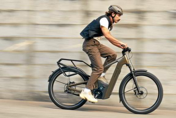 Riese & Müller Delite5 in schneller Fahrt Mann fährt ein Riese & Müller Delite5 in hoher Geschwindigkeit – sportliches E-Bike mit sehr stabilen Fahreigenschaften.