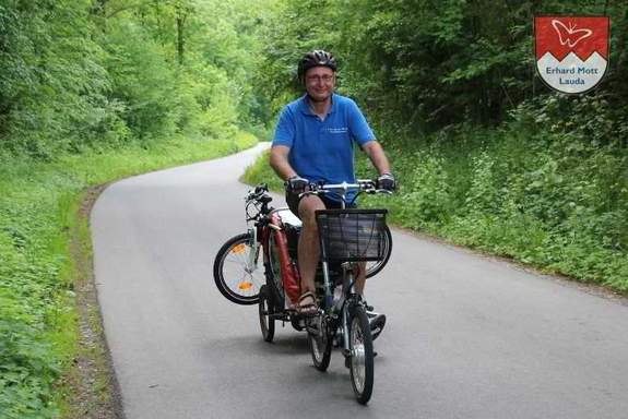 Mit einer 8-Gang Shimano Nabenschaltu ng schafft es das Vitali Elektrofaltrad auch mit Anhänger den Berg hoch. Elektrofaltrad mit Anhänger