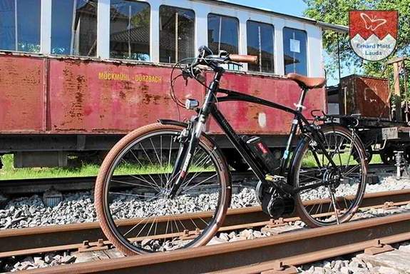 Riese & Müller Cruiser Jagsttalbahn Auf dem alten Bahnhof von Dörzbach stehen alte, verlassene Schmalspurwaggons der ehemaligen Jagsttalbahn. Zusammen mit dem Riese & Müller Cruiser entsteht ein nostalgisches Postkartenmotiv!