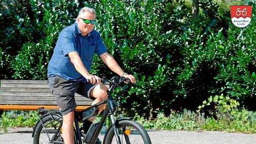 XXL E-Bike Mann Ein schwerer, großer Mann auf seinem XXL E-Bike