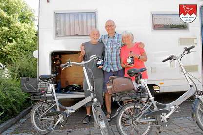 E-Faltrad Könige "Vitali Vater" Erhard Mott beglückwünscht die beiden E-Faltrad Kilometer Könige mit einem Fränkischen Boxbeutel!
