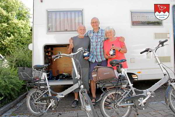 "Vitali Vater" Erhard Mott beglückwünscht die beiden E-Faltrad Kilometer Könige mit einem Fränkischen Boxbeutel!
