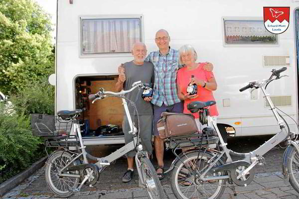 "Vitali Vater" Erhard Mott beglückwünscht die beiden E-Faltrad Kilometer Könige mit einem Fränkischen Boxbeutel!