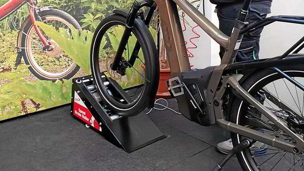 Einbremsmaschine im Einsatz – präzises Einbremsen neuer E-Bike Bremsbeläge Maschine beim automatischen Einbremsen neuer Bremsbeläge für ein E-Bike, Bremsrotor und Belagträger gut sichtbar.