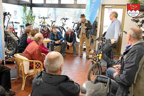 Erhard Mott E-Bike Dialogvortrag Erhard Mott gibt seine E-Bike Er-Fahrungen gerne weiter. Vielleicht haben auch Sie schon auf Youtube Videos mit ihm, seinen Mitarbeitern und Kunden gesehen...