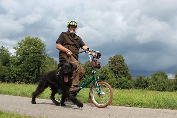 Herr Thurau trainiert seinen Fährtenhund mit dem Vitali Pedelec Klapprad Herr Thurau trainiert seinen Fährtenhund mit dem Vitali Pedelec Klapprad