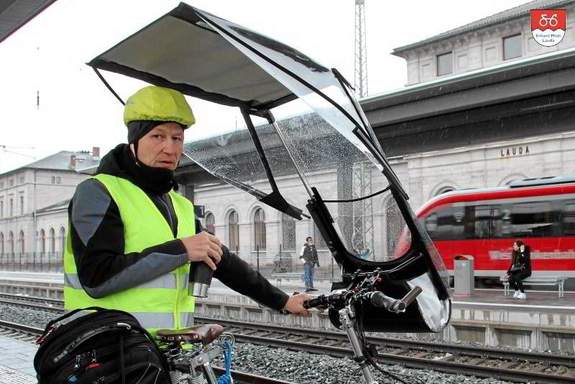 E-Bike statt Auto: Pendeln bei jedem Wetter Mit dem E-Bike bei Regen zum Bahnhof pendeln statt Auto fahren