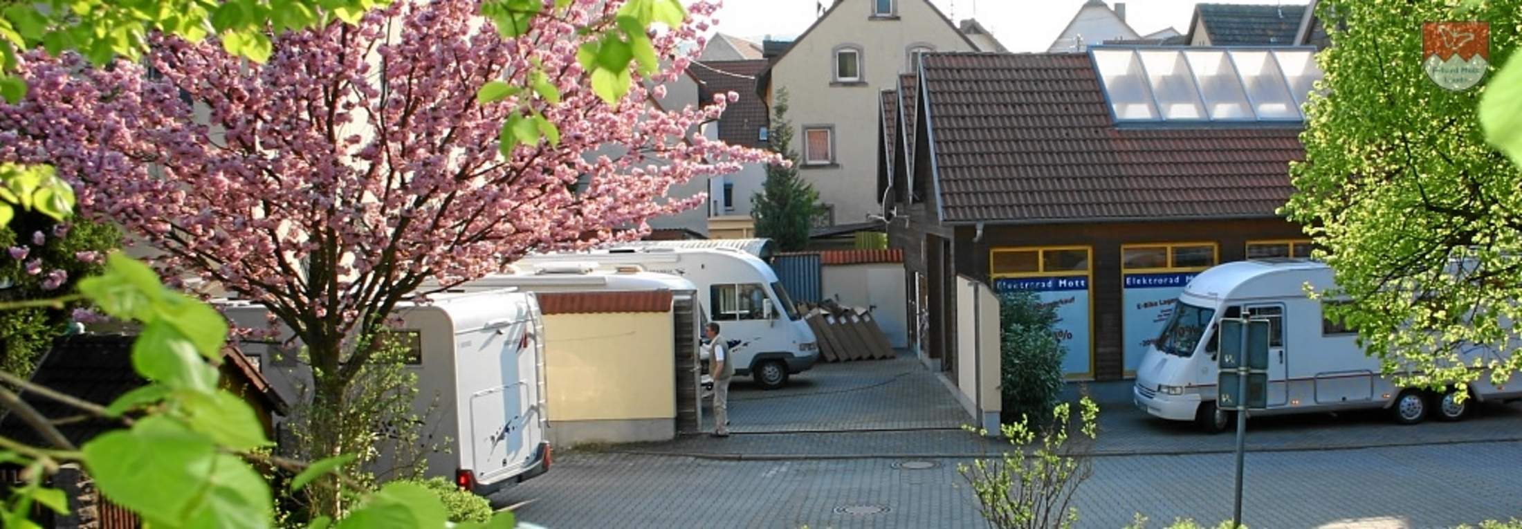 unsere Wohnmobil-Stellplätze auf unserem Firmengelände unsere Wohnmobil-Stellplätze auf unserem Firmengelände