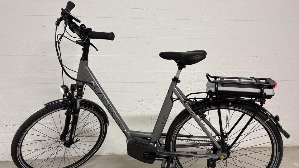 Campus BM12 SM Ansmann E-Bike in Grau Campus BM12 SM Ansmann E-Bike in Grau mit 250 W Mittelmotor, 446 Wh Akku und Shimano 8-Gang Schaltung