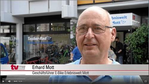 TV MAINFRANKEN Corona E-Bike Boom Die Corona-Pandemie hat so einiges auf den Kopf gestellt – sie hat aber auch einige neue Trends hervorgebracht, beispielsweise das Radfahren mit einem E-Bike: außer Wandern, Joggen oder eben Fahrradfahren konnte man wochenlang nichts anderes tun. Und davon hat ganz besonders die E-Bike-Branche profitiert. Bereits im Vorjahr sind in Deutschland rund 1,3 Millionen E-Bikes verkauft worden – in diesem Jahr werden es über anderthalb Millionen sein. Bild- und Filmmaterial mit freundlicher Unterstützung aus der E-Bike Erlebniswelt Erhard Mott Lauda
