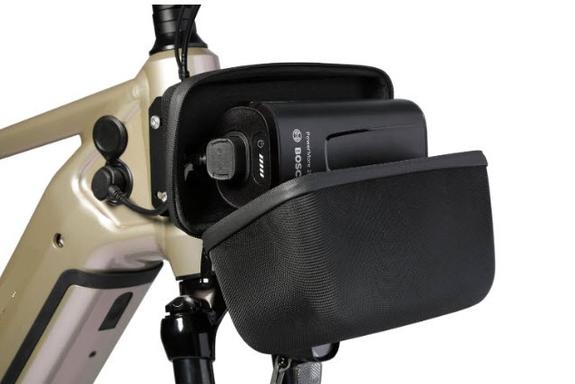 An unseren Tauber-Rad E-Bikes wird der BOSCH PowerTube in einer Fronttasche untergebracht. Praktisch im Alltag dient die Tasche als Ablage für Handschuhe usw. Vor einer langen Tour kommt der Akku in die Tasche und sorgt für etwa 40 km Reichweitenreserve! An unseren Tauber-Rad E-Bikes wird der BOSCH PowerTube in einer Fronttasche untergebracht. Praktisch im Alltag dient die Tasche als Ablage für Handschuhe usw. Vor einer langen Tour kommt der Akku in die Tasche und sorgt für etwa 40 km Reichweitenreserve!Tasche als Ablage für Handschuhe usw. Vor einer langen Tour kommt der Akku in die Tasche und sorgt für etwa 30 Km Reichweitenreserve!