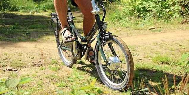 Hier erkennen Sie deutlich, wie sich der Schwalbe Jumpin Jack, aufgezogen auf einem Vitali ROADSTER, durch den weichen Untergrund wühlt. Schwalbe Jumpin Jack
