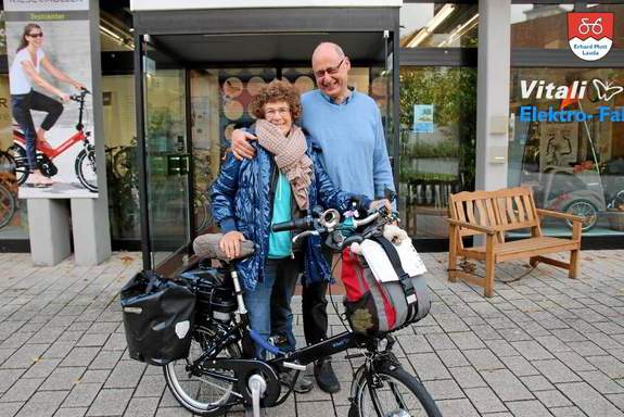 Erhard Mott verabschiedet Isolde Wollatz Erhard Mott verabschiedet Isolde Wollatz persönlich. Denn immerhin verlässt sie sich auf der 670 km langen Strecke voll und ganz auf das Vitali E-Klapprad.