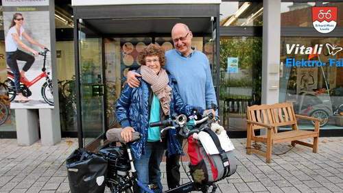 Erhard Mott verabschiedet Isolde Wollatz Erhard Mott verabschiedet Isolde Wollatz persönlich. Denn immerhin verlässt sie sich auf der 670 km langen Strecke voll und ganz auf das Vitali E-Klapprad.