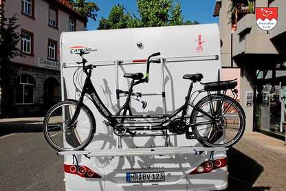 E-Tandem auf WoMo Heckträger Selbst auf einem Heckträger kann das Tauber-Rad E-Tandem ungeteilt transportiert werden. Das Gewicht ohne Akku beträgt lediglich 30 kg. So viel wie 2 "normale" Fahrräder.