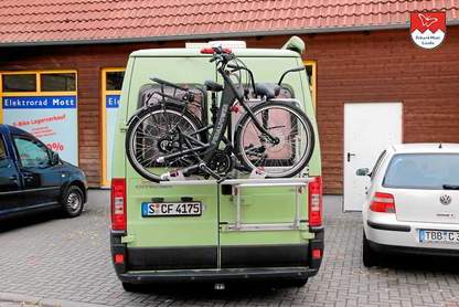 E-Tandem geteilt auf Camping Bus Van Heckträger Ist das WoMo etwas schmaler, können Sie das Tauber-Rad E-Tandem teilen und bequem & sicher auf dem Heckträger Ihres kompakten Camping Bus / Van befestigen.