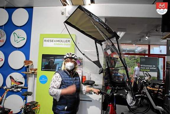 Veltop nach der Probefahrt Gabi lacht - nach der ersten Veltop Probefahrt!