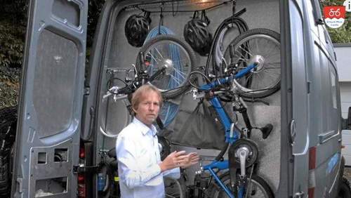 Vitali-Falt-E-Bikes im Wohnmobil – platzsparend im Sprinter verstaut Zwei Vitali-Falt-E-Bikes hochkant im Heck eines Mercedes Sprinters verstaut