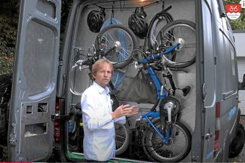 Vitali-Falt-E-Bikes im Wohnmobil – platzsparend im Sprinter verstaut Zwei Vitali-Falt-E-Bikes hochkant im Heck eines Mercedes Sprinters verstaut