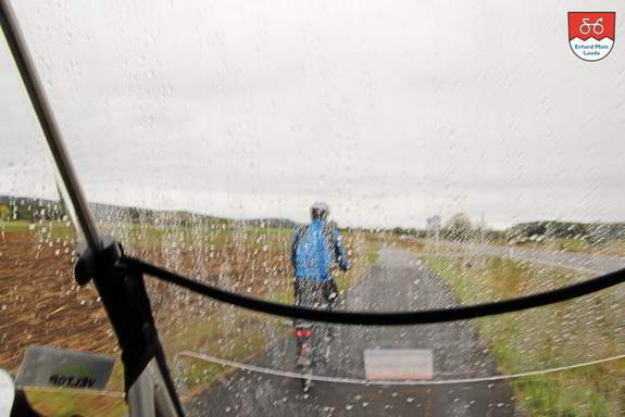 Windschild bei Regen Bei Regen verhindert eine indirekte Belüftung das Beschlagen der Innenscheibe. Die Wassertropfen können am Besten mit einem Microfaserlümple abgewischt werden.