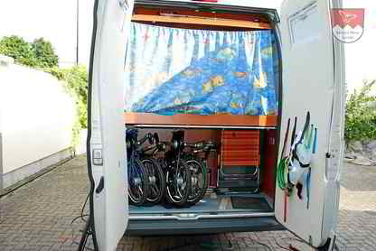 Zwei Vitali E-Bike Klappräder im Camper verstaut Zwei Vitali E-Bike Klappräder platzsparend im Stauraum eines kompakten Campers verstaut.