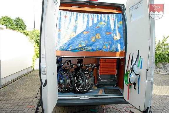 Zwei Vitali E-Bike Klappräder im Camper verstaut Zwei Vitali E-Bike Klappräder platzsparend im Stauraum eines kompakten Campers verstaut.