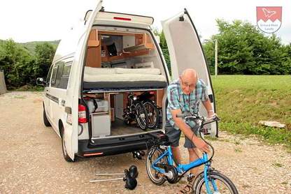 Vitali E-Klapprad am Wohnmobil Vitali E-Klapprad vor einem Wohnmobil beim Transport auf Reisen