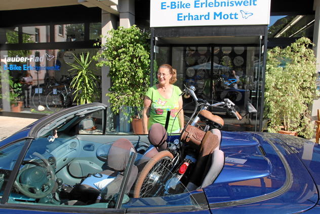 Vitali E-Klapprad im Cabrio transportieren Vitali E-Klapprad in einem Cabrio transportiert
