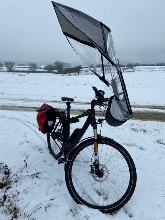 Test E-Bike fahren im Schnee mit Veltop FrankenBernd fährt sein Riese und Müller Charger HS 45 km/h auch im Winter bei Schnee. Das Veltop Verdeck schützt ihn vor dem eiskalten Fahrtwind.