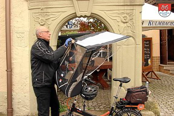 E-Bike Verdeck Plane aufziehen Die Plane liegt immer sofort griffbereit im Ablagefach. Darum können Sie überall die Verdeck Plane in weniger als 3 Minuten aufziehen.