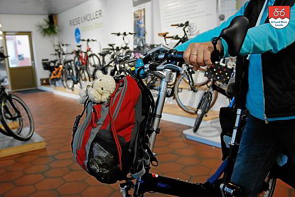 Rucksack am KlickFix Halter An den praktische KlickFix Halter konnte Isolde Wollatz ihren Rucksack anschnallen. Sonst hätte sie ihn die ganze Fahrt über auf dem Rücken tragen müssen.