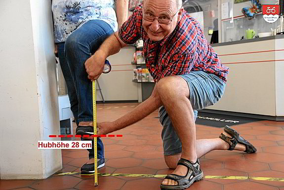 Hubhöhe des Fußes messen Die Hubhöhe des linken Fußes beträgt nur 28 cm. Mehr Kniebeugung geht nur mit Schmerzen.