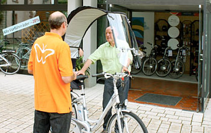 Winfried Hermann E-Bike Im Jahr 2009 kaufte Winfried Hermann bei Erhard Mott in Lauda sein erstes E-Bike mit Wetterschutzdach. Erst 10 Jahre später wird das Pedelec als alternatives, klimafreundliches Verkehrsmittel entdeckt...