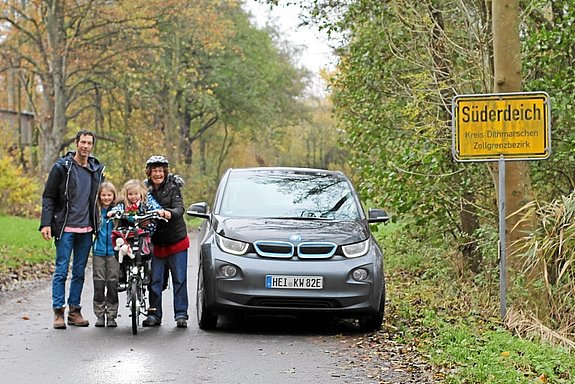 Hier am nächsten Tag mit Familie und E-Auto vom Hof. Alle wollten das neue Rad ausprobieren, auch mein Sohn war hellauf begeistert. Hier am nächsten Tag mit Familie und E-Auto vom Hof. Alle wollten das neue Rad ausprobieren, auch mein Sohn war hellauf begeistert.