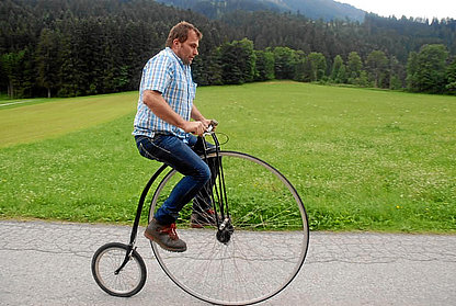 20 Zoll Klapprad Übersetzung statt Hochrad Vor der Entwicklung des Kettenantriebs musste man Hochräder mit großem Antriebsrad bauen. Damit erzielte man pro Pedalumdrehung die gleiche Geschwindigkeit wie mit einem 20" Vitali Elektrofaltrad.