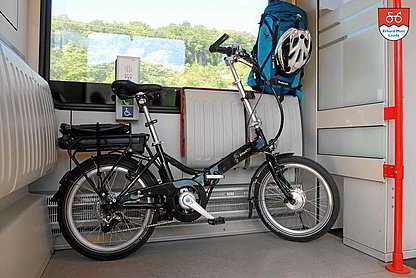 Das Vitali Elektroklapprad darf kostenlos im Zugabteil mitgenommen werden. Das Vitali Elektroklapprad darf kostenlos im Zugabteil mitgenommen werden.