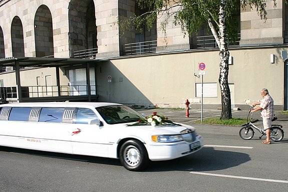 Opa Peter begegnet in Nürnberg einer Hochzeitslimousine Opa Peter begegnet in Nürnberg einer Hochzeitslimousine
