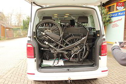 E-Bike Tandem geteilt im VW Bus Kofferraum Tauber-Rad E-Bike Tandem geteilt im VW Bus Kofferraum