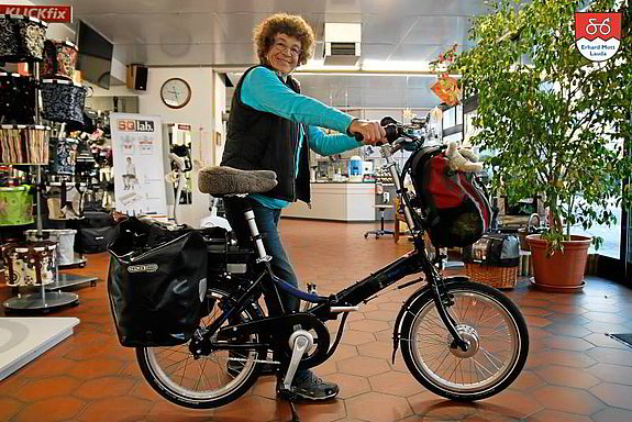 Vitali E-Klapprad Tour Lauda - Süderdeich 670 km So wurde von uns das Vitali E-Klapprad Tour für die Überführungsfahrt von 670 km von Lauda nach Süderdeich ausgestattet. Isolde Wollatz war damals schon über 70 Jahre alt. Die Fahrt war im November 2016!