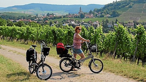 E-Faltrad Vitali | 5.000 km Königin Claudia Mott Die 5.000 km Königin Claudia Mott fährt bei Castell mit ihrem Vitali um den Schwanberg